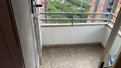an open door to a balcony with a view at Hermosa habitación con múltiples áreas comunes in Bello