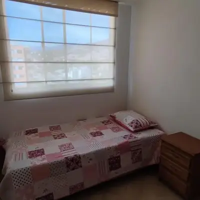 Hermosa habitación con múltiples áreas comunes
