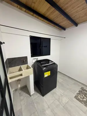 a room with a flat screen tv and a trash can at Apartamento nuevo, moderno y acogedor in Itagüí