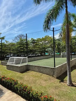 a tennis court in a park with a palm tree at Apartasol Moderno bajo el Sol de Santa Fe in Santa Fe de Antioquia