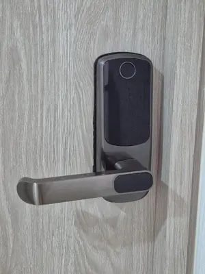 a cell phone sticking out of a door handle at Apartasol Moderno bajo el Sol de Santa Fe in Santa Fe de Antioquia
