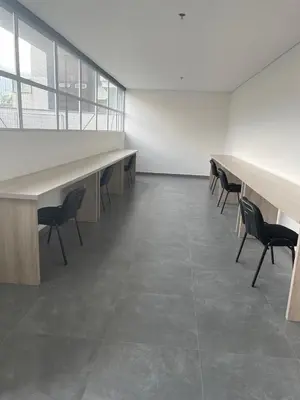 a row of desks in a room with chairs at Amplio y acogedor Apartamento en Sabaneta cerca al parque in Sabaneta