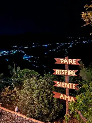 a street sign that reads rarererererereigunigunarmaarmaarma at Kamalú Glamping in Medellín