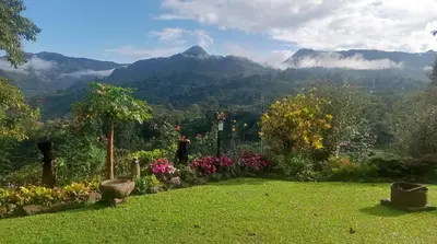 a garden with a view of a mountain at Casa Madreselva in Jardin