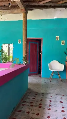 a blue room with a white chair and a blue wall at Refugio salvaje in San Rafael