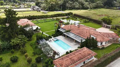 an aerial view of a house with a swimming pool at Mansión de lujo La Reina Llanogrande in Rionegro