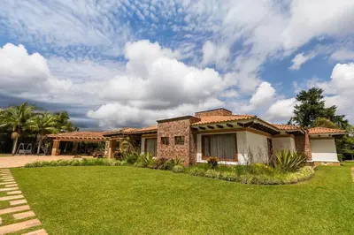 a house with a lawn in front of it at Mansión de lujo La Reina Llanogrande in Rionegro