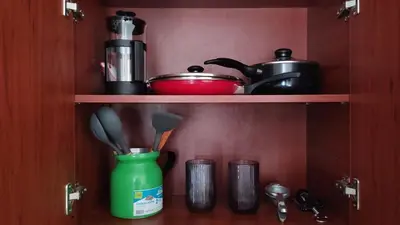 a cupboard with cooking utensils and pots and pans at Cómodo Apartamento Independiente Primer Piso - Belén La 80 in Medellín