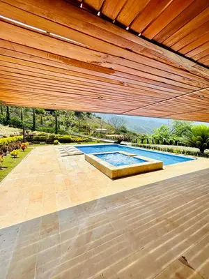 an overhead view of a swimming pool with a large woodenoresenalsenalsenalangering at FIincaVilla Cavil a 50 min de Medellin in Sopetran