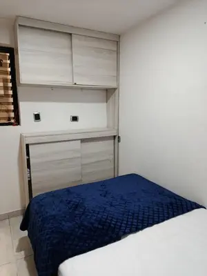 a bedroom with a bed and some drawers and cabinets at Refugio Sereno en Itagüí in Itagüí