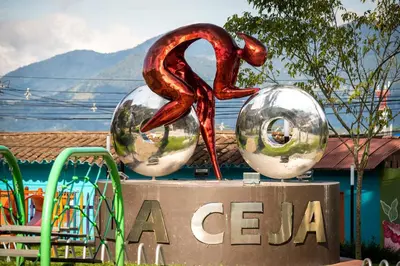 a metal sculpture of a scorpion on top of a sign at Habitación con cama nueva doble y balcón privado cerca del parque principal in La Ceja