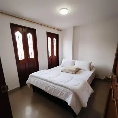 Habitación con cama nueva doble y balcón privado cerca del parque principal