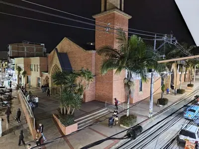 an overhead view of a building with palm trees in front at Hermoso apartamento en la Dalia Marinilla Antq in Marinilla