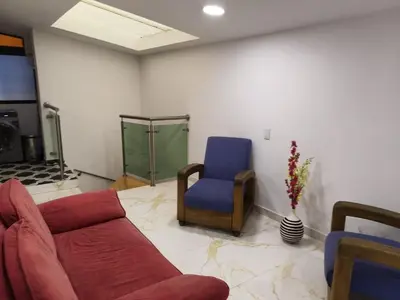 a living room with a couch and a chair at Hermoso apartamento en la Dalia Marinilla Antq in Marinilla