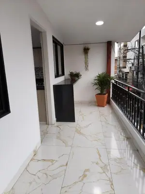an empty hallway with marble flooring in a building at Hermoso apartamento en la Dalia Marinilla Antq in Marinilla