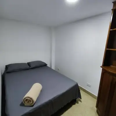 Cama nueva doble con balcón cerca del parque principal