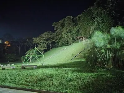 a park at night with a hill with a bench at Hostal Villa Café in Manizales