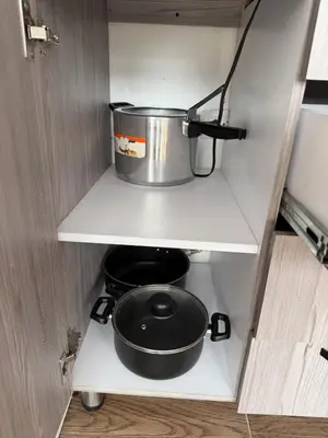 a pot and a pan on a shelf in a kitchen at Descansa, comodidad y confort in Manizales