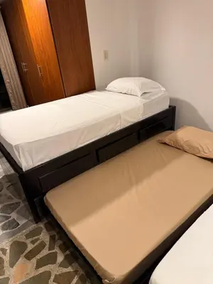 two twin beds in a room with a mattress at Tu alojamiento parque caldas in Manizales