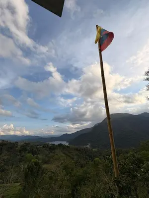 a wooden pole with a bird on top of a mountain at Chocochucho Agroecoturismo in Amalfi