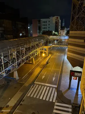 an empty street at night in a city at Lu alojamiento parque caldas in Manizales