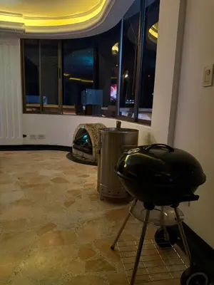 a room with a grill in a room with windows at Lu alojamiento parque caldas in Manizales