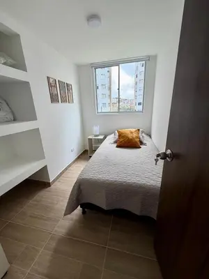 a bedroom with a bed and a window at Apartamento en Manizales Montaña & Café in Estación El Salto