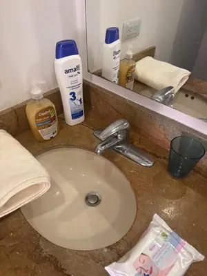 a bathroom counter with a sink and a mirror at Cómoda Habitación condominio, wifi, tv, piscina in Medellín