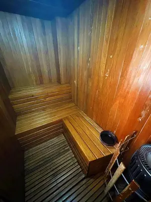 a corner of a wooden sauna with aigunigunigunigun at Cómoda Habitación condominio, wifi, tv, piscina in Medellín