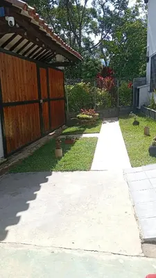 a backyard with a wooden fence and a driveway at Finca La Catana, Naturaleza y Tranquilidad in Cocorná