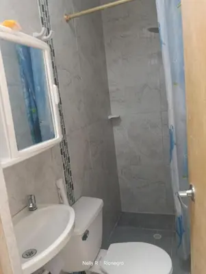 a bathroom with a shower and a toilet and a sink at Alojamiento Ríonegro in Rionegro