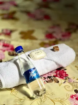 a bottle of water sitting next to a towel at La Cornalina in Santa Fe de Antioquia