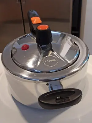 a slow cooker sitting on top of a table at Vibra en el corazón de Medellin! in Medellín