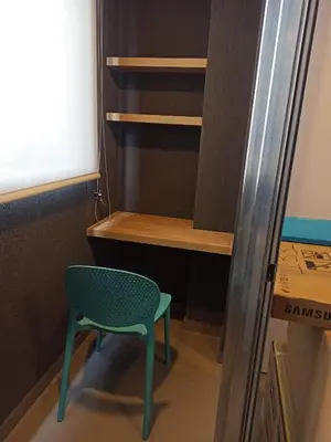 a green chair sitting in front of a desk at Vibra en el corazón de Medellin! in Medellín