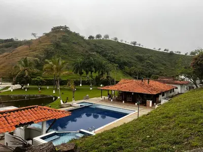 a house with a swimming pool and a mountain at Finca El Saladero in Ebéjico