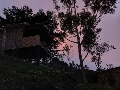 a house on top of a hill with a tree at Glamping con vista de lujo in Guatapé