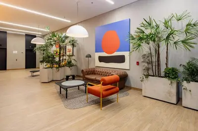 a lobby with a couch and a table and plants at DISTRITO v in Estación El Salto