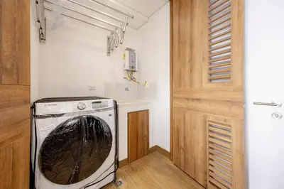 a washing machine in a laundry room with a door at DISTRITO v in Estación El Salto