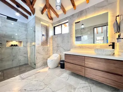 a bathroom with a toilet and a sink and a shower at Casa Campestre de Lujo Familiar y Natural in Carmen de Viboral