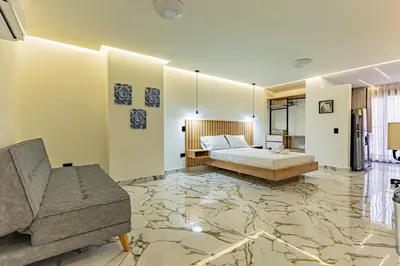 a hotel room with a bed and a couch at Apartaloft exclusivo en laureles in Medellín