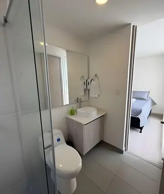 a bathroom with a toilet and a sink and a bed at Lujoso con linda vista - Estrato 6 in Manizales