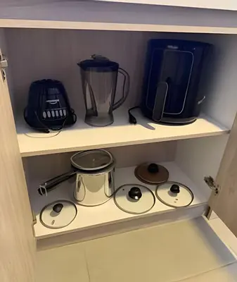 a kitchen shelf with a stove and a blender at Lujoso con linda vista - Estrato 6 in Manizales