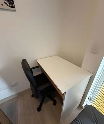 a white desk with a black chair in a room at Lujoso con linda vista - Estrato 6 in Manizales