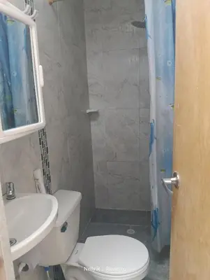a bathroom with a toilet and a sink and a shower at Apartaestudio Ríonegro in Rionegro