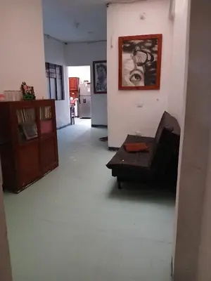 a living room with a couch and a painting on the wall at Apartaestudio Ríonegro in Rionegro