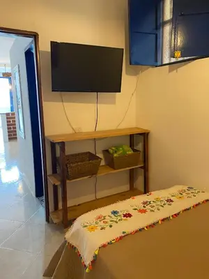a room with a tv on the wall and a bed at Acogedor apartaestudio cerca al parque principal in Jardin