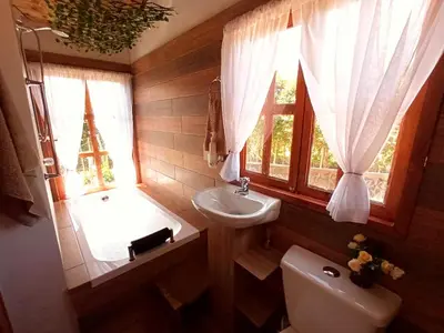 a bathroom with a sink and a toilet and a window at Cabaña Sensorial Vista y Silencio Total a 40 minutos de Medellín in San Vicente