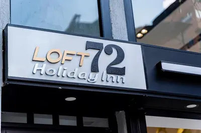 a sign for a lot holiday inn at Apartaloft exclusivo en laureles in Medellín