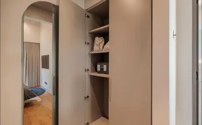 a room with a mirror and a closet at Lujoso apartamento en la zona más exclusiva de Medellín a 3 minutos de Provenza, muy amplio com jacuzzi in Medellín