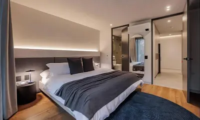 a bedroom with a large bed and a large mirror at Lujoso apartamento en la zona más exclusiva de Medellín a 3 minutos de Provenza, muy amplio com jacuzzi in Medellín